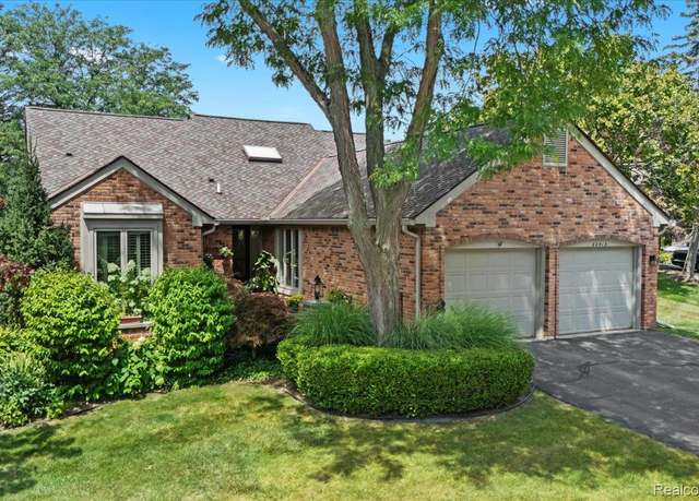 Property at 30413 Ramblewood Club Dr, Farmington Hills, MI 48331, 2 beds, 3.5 baths