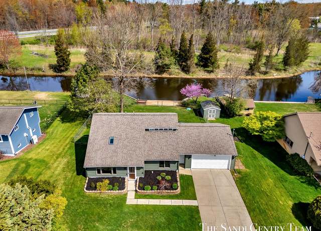Property at 17083 Spahr St, Spring Lake, MI 49456, 3 beds, 2 baths