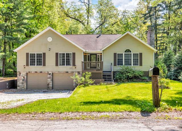 Property at 11317 North Dr, Brooklyn, MI 49230, 3 beds, 2 baths
