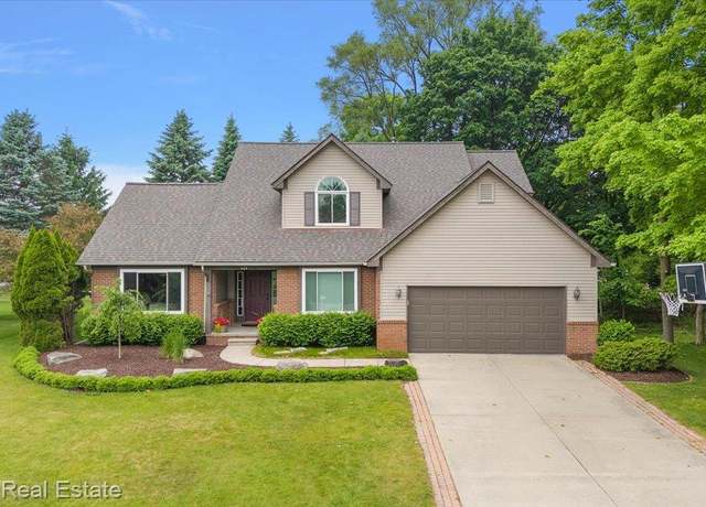 Property at 624 Glenmoor Dr, Oxford, MI 48371, 4 beds, 3.5 baths