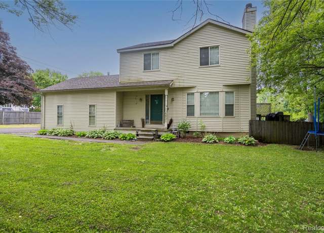 Property at 4621 Dickerson Ave, Waterford, MI 48328, 3 beds, 1.5 baths