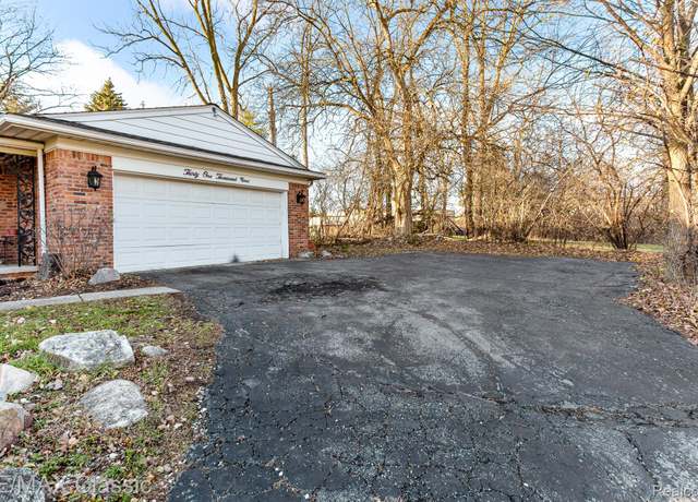 Property at 31009 Heritage Hills Dr, Farmington Hills, MI 48331, 4 beds, 2.5 baths