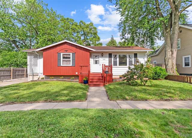 Property at 615 Broadway Ave, Owosso, MI 48867, 3 beds, 1.5 baths