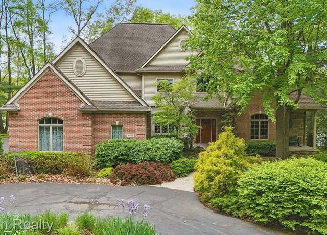Property at 8373 Riverwalk Dr, Fenton, MI 48430, 5 beds, 3.5 baths