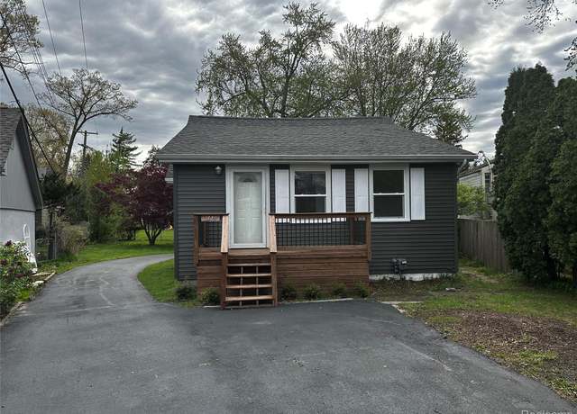 Property at 1449 Benvenue St, Sylvan Lake, MI 48320, 2 beds, 1 bath