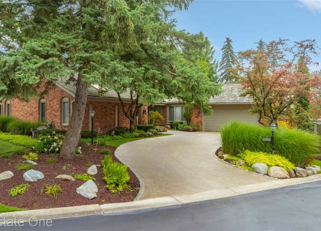 Property at 3932 Maple Hill St E, West Bloomfield Charter Township, MI 48323, 2 beds, 3.5 baths
