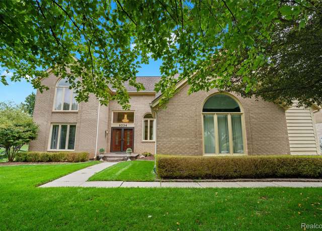 Property at 6034 Beachwood Dr, West Bloomfield Charter Township, MI 48324, 4 beds, 3.5 baths