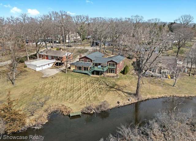 Property at 2745 Lari Ct, West Bloomfield, MI 48324, 4 beds, 3 baths
