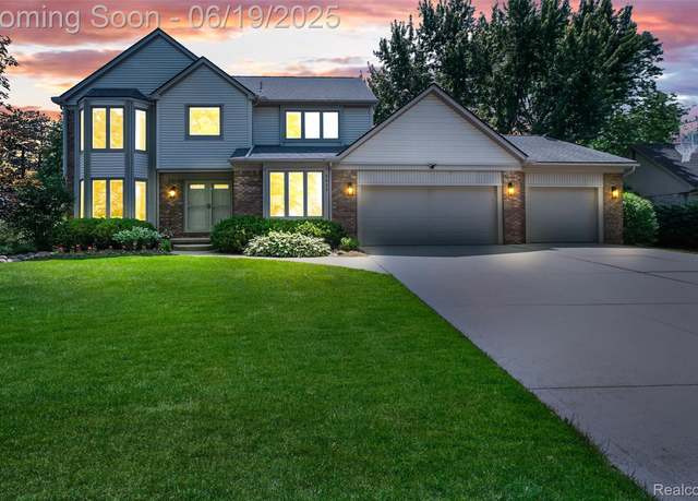 Property at 6652 Mountain Dr, Troy, MI 48098, 4 beds, 2.5 baths