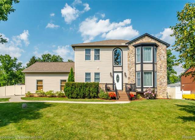 Property at 1900 S Lake Ct, Novi, MI 48377, 3 beds, 2.5 baths