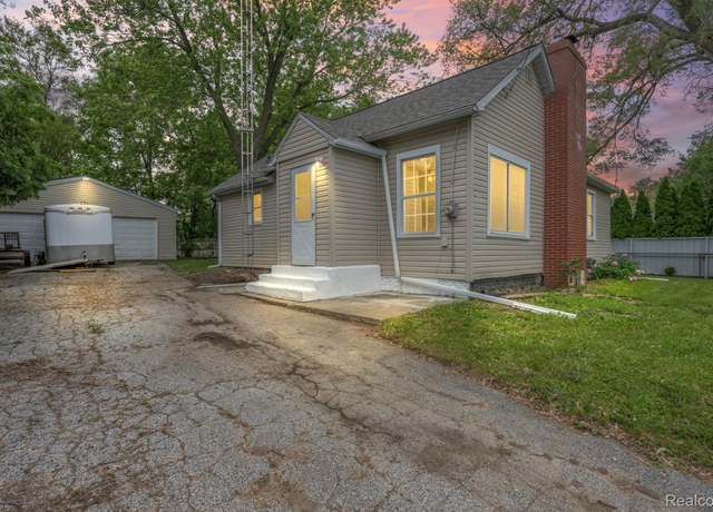 Property at 1496 E Parkwood Ave, Burton, MI 48529, 2 beds, 1.5 baths