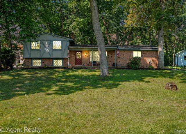 Property at 2048 Welbeck Dr, West Bloomfield Charter Township, MI 48324, 4 beds, 1.5 baths