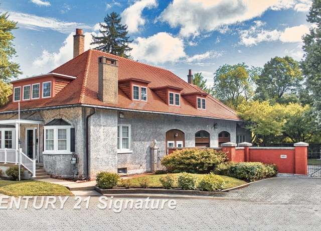 Property at 105 Parkwood Ct, Bay City, MI 48706, 4 beds, 3.5 baths