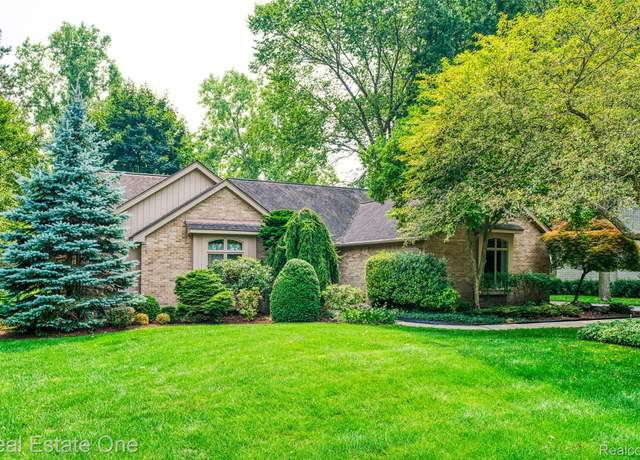 Property at 33771 Walnut Ln, Farmington Hills, MI 48331, 3 beds, 2 baths
