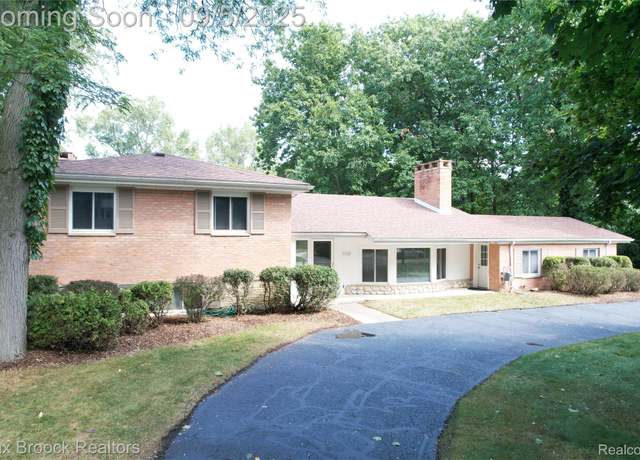 Property at 30320 Pondsview Dr, Franklin Village, MI 48025, 4 beds, 3 baths