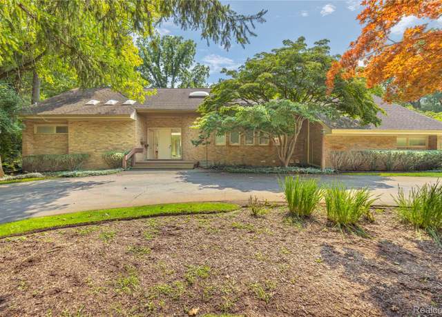 Property at 27261 Willowgreen Ct, Franklin Village, MI 48025, 3 beds, 3.5 baths