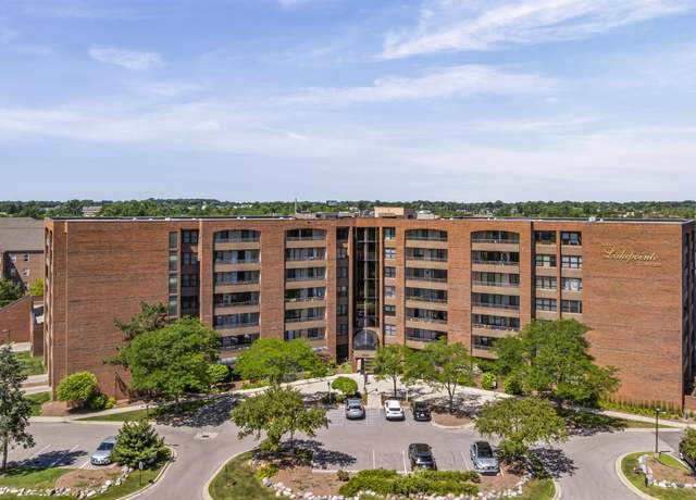 Property at 3210 Country Club Dr, St Clair Shores, MI 48082, 2 beds, 2 baths