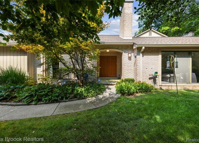 Property at 1134 Meadowglen Ct, Bloomfield Hills, MI 48304, 3 beds, 2 baths