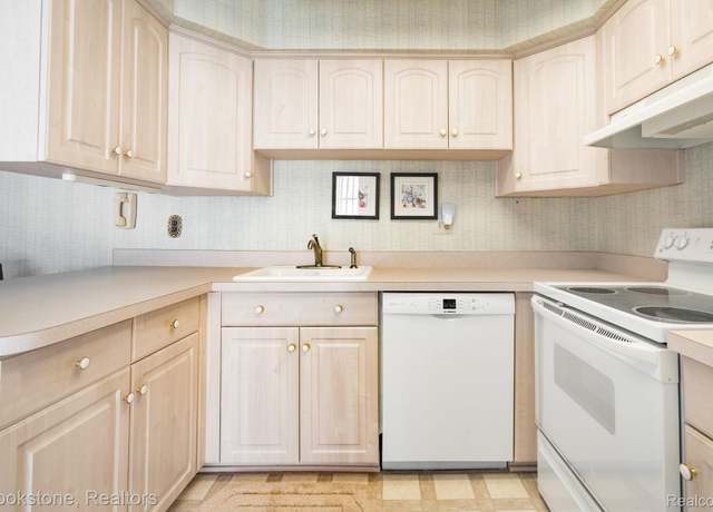 Property at 2808 Roundtree Dr, Troy, MI 48083, 2 beds, 1 bath