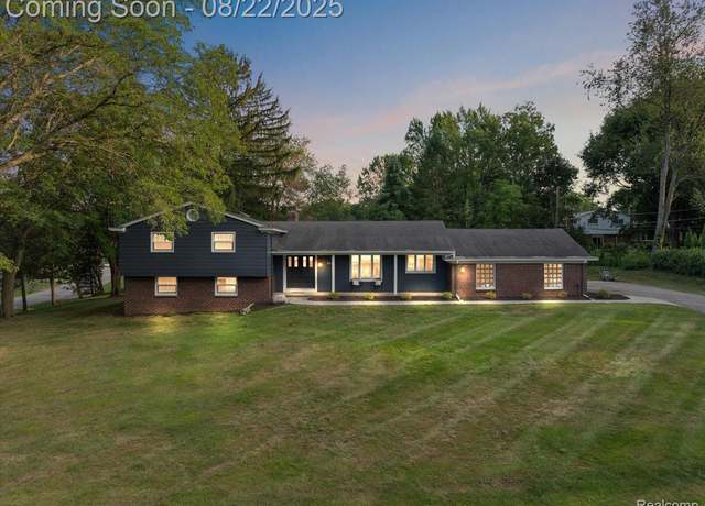 Property at 4521 Coachmaker Dr, Bloomfield Charter Township, MI 48302, 4 beds, 3.5 baths
