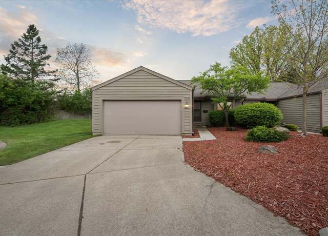 Property at 2468 Valley Oaks Cir, Flint, MI 48532, 2 beds, 2.5 baths
