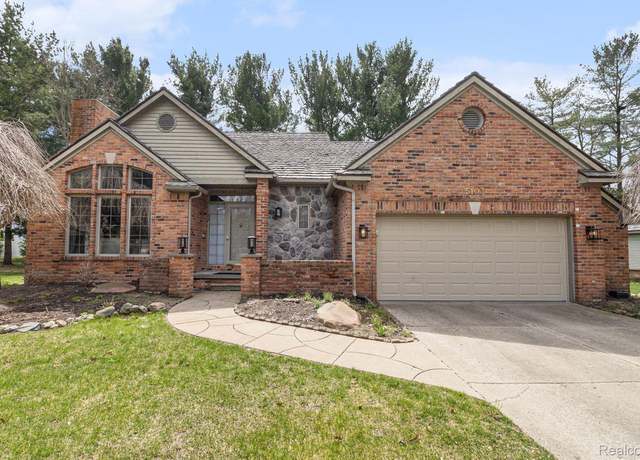 Property at 5103 Coachlight Dr, Fenton, MI 48430, 3 beds, 2.5 baths