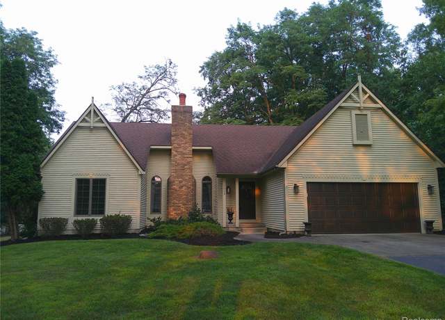 Property at 1039 S S East St St, Fenton, MI 48430, 3 beds, 3.5 baths