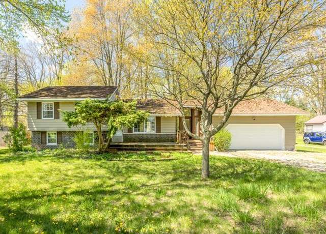 Property at 2527 Oakwood Dr, Port Huron, MI 48060, 4 beds, 2 baths