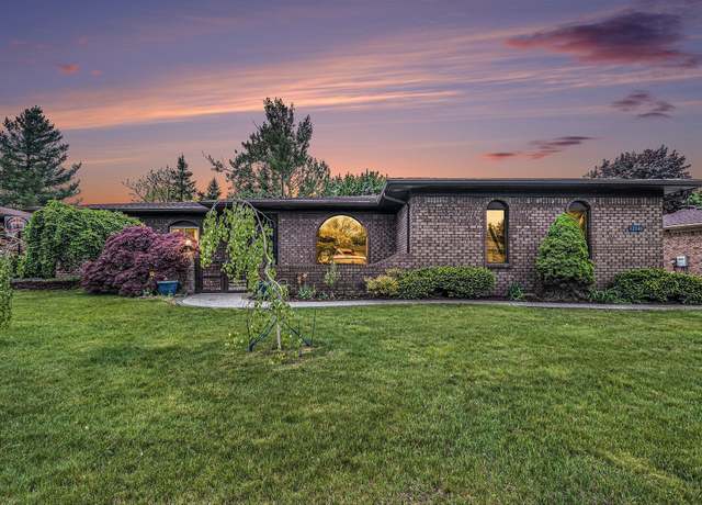 Property at 12040 Congress Dr, Shelby Twp, MI 48315, 3 beds, 2 baths