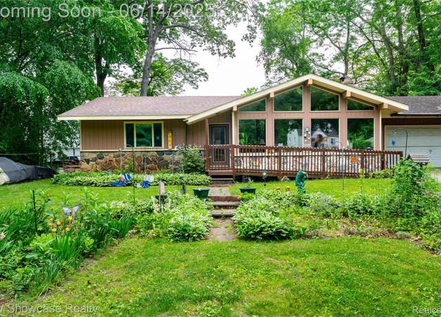 Property at 1845 Portlock Ave, Commerce Twp, MI 48382, 2 beds, 2 baths