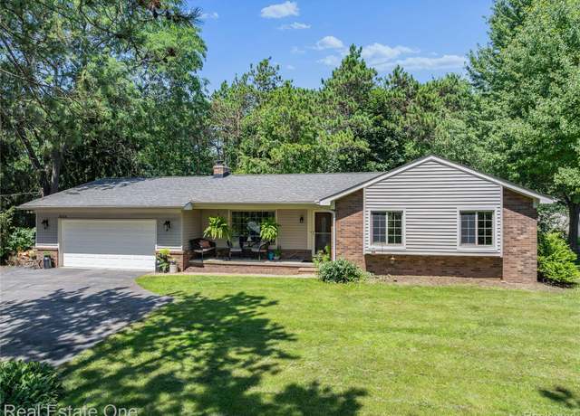 Property at 5223 Red Fox Dr, Brighton, MI 48114, 3 beds, 2.5 baths