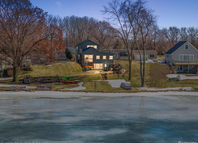 Property at 222 Ackerson Lake Dr, Jackson, MI 49201, 3 beds, 2 baths