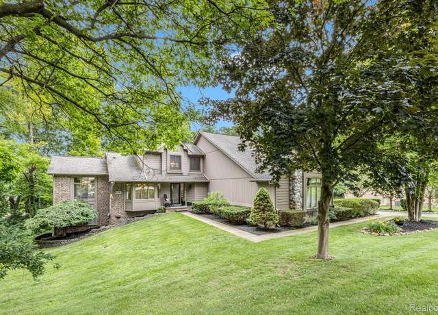 Property at 9780 Oak Valley Dr, Clarkston, MI 48348, 4 beds, 3.5 baths