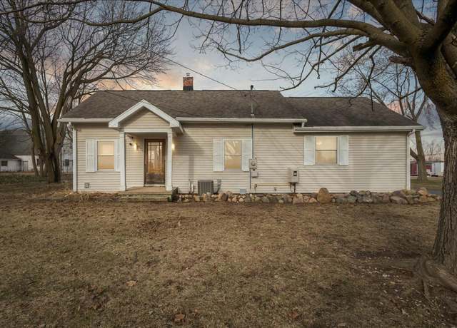 Property at 1986 S Cochran Rd, Charlotte, MI 48813, 2 beds, 1 bath