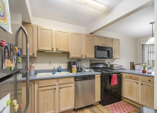 Property at 3415 Kenbrooke Ct, Kalamazoo, MI 49006, 2 beds, 1.5 baths
