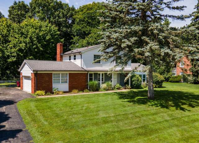 Property at 2028 E Hammond Lake Dr, Bloomfield Twp, MI 48302, 3 beds, 2.5 baths