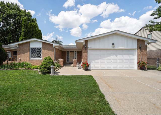 Property at 4971 Chadbourne Dr, Macomb, MI 48310, 3 beds, 2.5 baths
