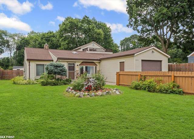 Property at 2834 Lansdowne Rd, Waterford, MI 48329, 4 beds, 2 baths