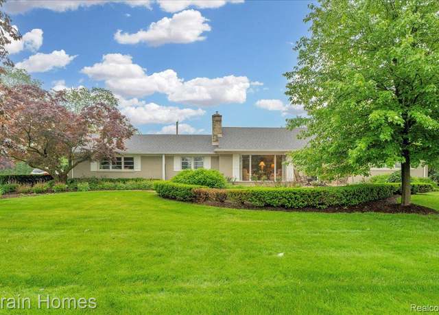 Property at 6151 Golfview Dr, Bloomfield Hills, MI 48301, 3 beds, 3 baths