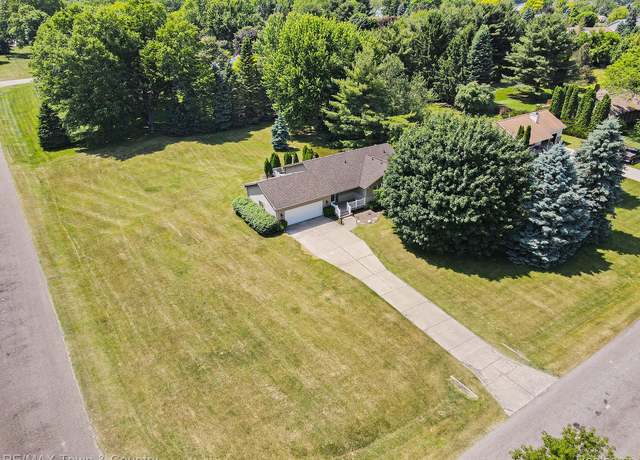 Property at 11403 Balfour Dr, Fenton, MI 48430, 3 beds, 2 baths