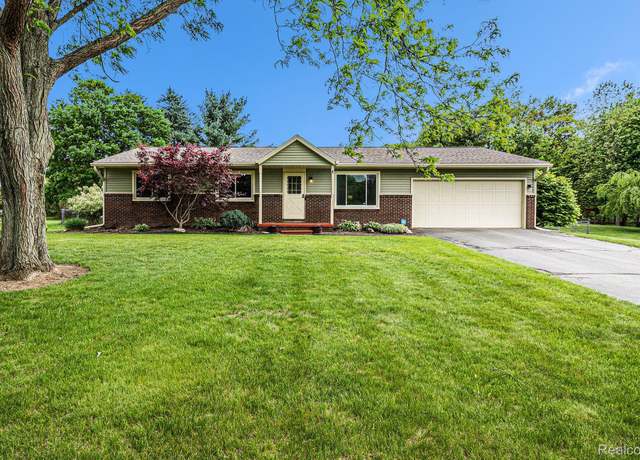 Property at 1309 S Alstott Dr, Howell, MI 48843, 3 beds, 2 baths