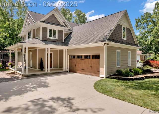 Property at 240 Red Oak Ln, Rochester Hills, MI 48307, 3 beds, 3.5 baths