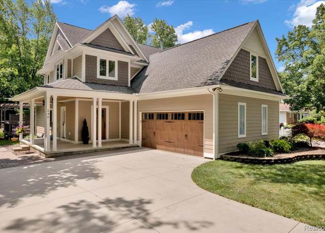 Property at 240 Red Oak Ln, Rochester Hills, MI 48307, 3 beds, 3.5 baths