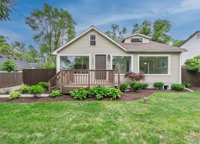 Property at 1311 W Oakley Park Rd, Commerce Twp, MI 48390, 3 beds, 2 baths
