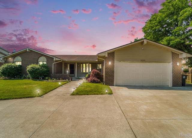 Property at 33521 Curtis Rd, Livonia, MI 48152, 3 beds, 3.5 baths