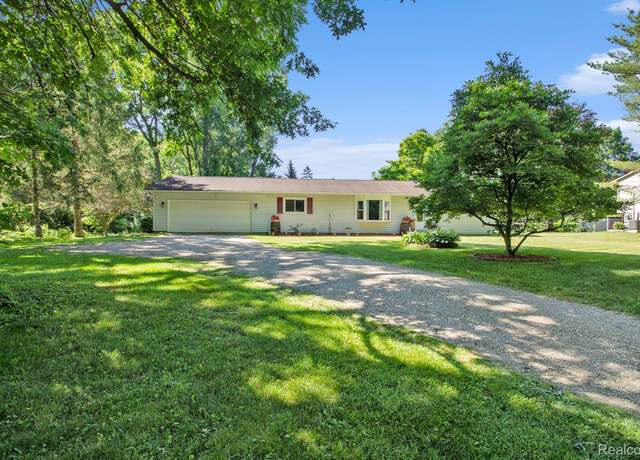 Property at 1315 Beaverbrook Dr, Holly, MI 48442, 3 beds, 2 baths