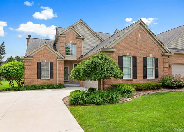 Property at 542 Wyngate Dr, Rochester Hills, MI 48307, 3 beds, 2.5 baths