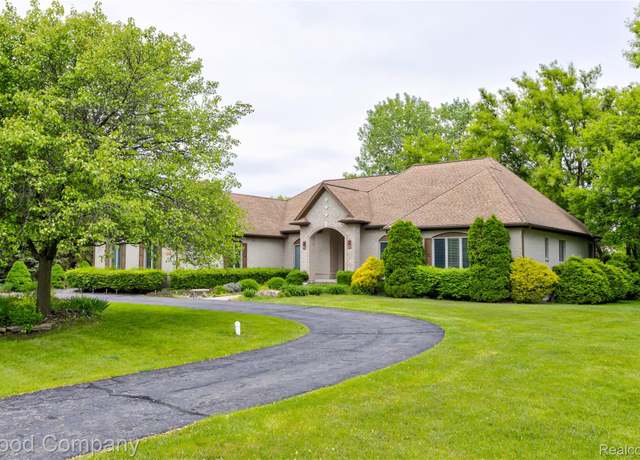 Property at 374 Oakbridge Dr, Rochester, MI 48306, 3 beds, 2.5 baths