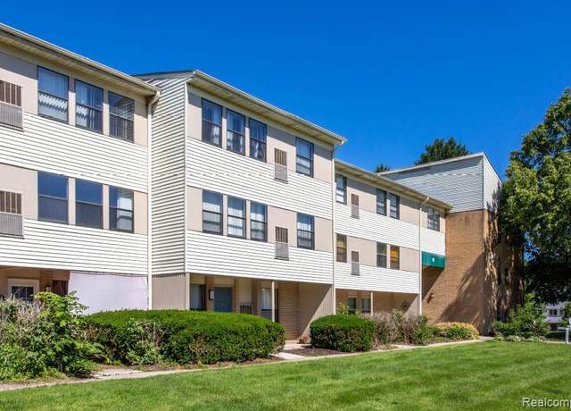 Property at 930 Village Green Ln, Waterford, MI 48328, 99 baths