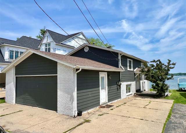Property at 1869 Union Lake Rd, Commerce Twp, MI 48382, 3 beds, 1.5 baths